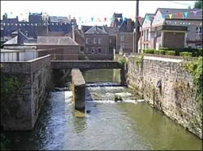 Je vous propose une balade sur l'Oise, à Guise. Ville de l'arrondissement de Vervins, elle se situe dans le département ...