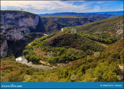 L'Ardèche est le seul département de France métropolitaine à ne compter aucune gare sur son territoire.
