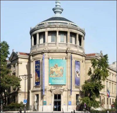 Dans quelle ville est situé le Musée national des arts asiatiques "Guimet" ?