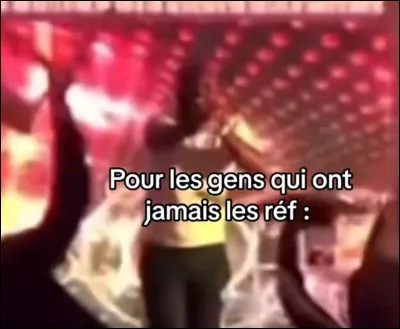 Cet homme désespéré cherche à prévenir la foule, car...