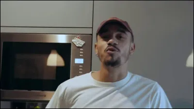 Il a "coupé" le bras de son ami une nouvelle fois. Que dit-il ?