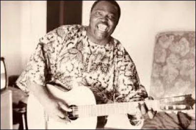 Quel chanteur est surnommé "Le Roi de la rumba congolaise" ?