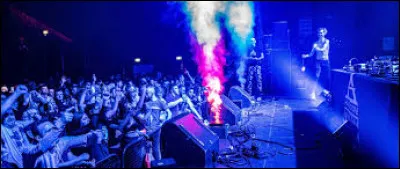 Quel genre de musique électronique est associé à des tempos très rapides et des basses distordues ?