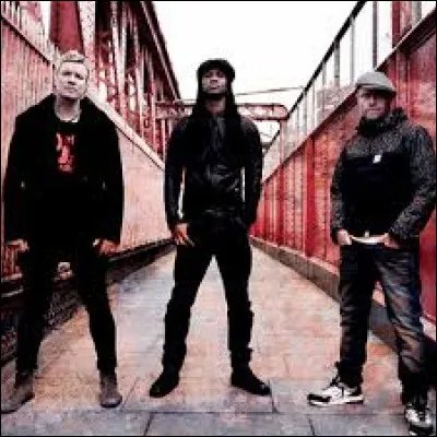 Quel groupe britannique est souvent crédité pour avoir popularisé le genre "big beat" dans les années 90 ?