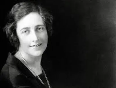 Quelle romancière anglaise met en scène les détectives Hercule Poirot et Miss Marple ?