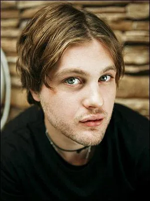 Michael Pitt tait Henry Parker, l'un des petits-amis de Jen. Dans quel film de M. Night Shyamalan, dans lequel il tait de mauvais augure de porter du rouge, incarnait-il Finton Coin ?
