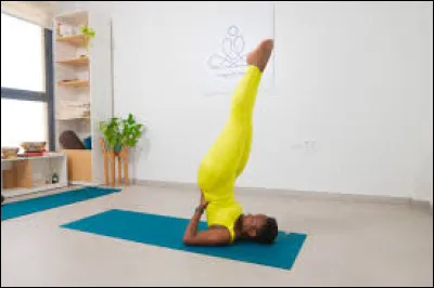 Comment s'appelle, au yoga, la position ci-dessus ?