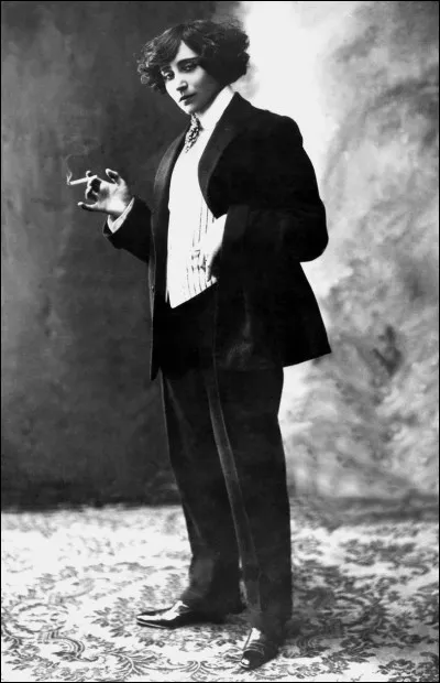 Autre écrivaine à avoir défrayé la chronique Colette affichait et revendiquait sa bisexualité. L'auteure de ''Le Blé en herbe'', ''L'Ingénue libertine'' et de la série des ''Claudine'' se prénommait...