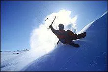 Quel est ce sport caractris par l'utilisation d'une voile de traction avec un snowboard ou des skis sur terrain accident ?