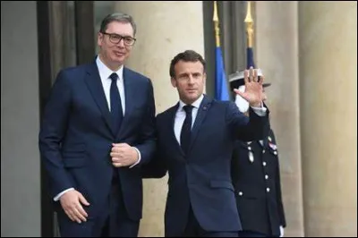 Lors de quelle visite d'&Eacute;tat un pr&eacute;sident fran&ccedil;ais a-t-il prononc&eacute; un discours en serbe &agrave; Belgrade, rendant hommage &agrave; "l�amiti&eacute; dans le sang" entre la France et la Serbie ?