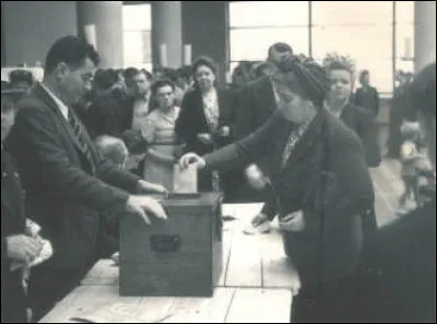 Le 21 octobre, les Français élisent une assemblée législative qui sera également constituante : quelle force politique l'emporte ?