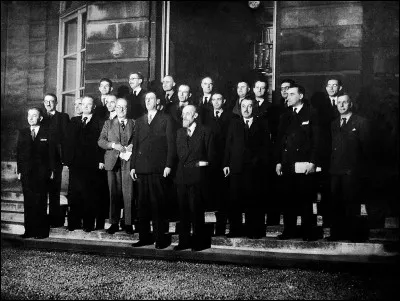 Qui, le 13 novembre, est élu président du gouvernement provisoire et constitue une semaine plus tard un gouvernement tripartite dans lequel siègent cinq ministres communistes ?