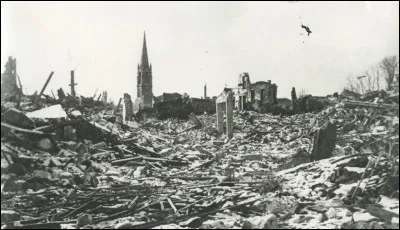 Le 15 avril, cette ville qui constituait l'une des dernières poches de résistance de l'armée allemande, est l'objet de bombardements américains dans lesquels des armes au napalm sont expérimentées : c'est ...