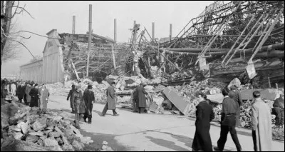 Le 15 janvier, ce constructeur automobile voit ses usines saisies pour collaboration, puis nationalisées : c'est ...
