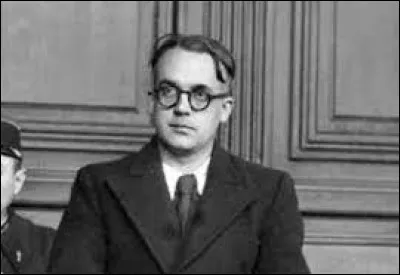 Ce journaliste et homme de lettres, rédacteur en chef du journal collaborationniste et antisémite "Je suis partout" est jugé par un tribunal d'exception pour "intelligence avec l'ennemi", est condamné à mort le 19 janvier et fusillé. C'est ...