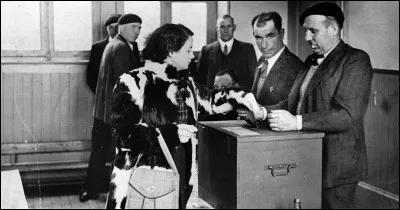 Les élections qui se déroulent les 29 avril et 13 mai 1945 sont les premières depuis la libération et les premières où les femmes peuvent voter : de quelles élections s'agit-il ?