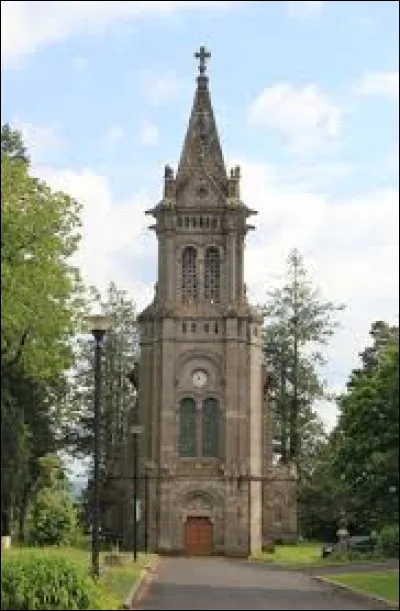 Nous terminons notre balade au pied de la chapelle d'Albart, à Saint-Illide. Village Cantalien, il se situe dans l'ancienne région ...
