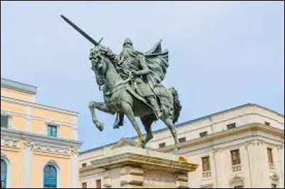 Maintenant, si j'écris le mot "traboule", tous, vous saurez qu'il s'agit des passages abrités dans certaines villes. À Lyon, combien a-t-on recensé de ces passages ?