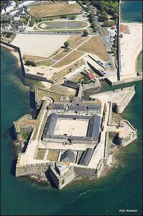Dans le Morbihan Port-Louis est surtout connu pour sa citadelle. Une autre ville française porte le nom de Port-Louis. C'est...