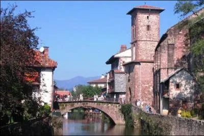 Dans les Pyrénées-Atlantiques Saint-Jean-Pied-de-Port s'appelait autrefois Ste-Marie-du-Bout-du-Pont. La ville est située sur l'un des Chemins de Compostelle et au pied du col de...
