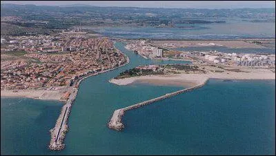 Station balnéaire avec ses 13 km de plage, Port-la-Nouvelle est également un important port de commerce français. La ville se trouve dans quel département ?