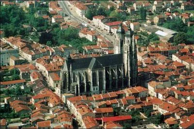 Cette ville de Lorraine a pris son nom actuel en 1961, en référence à la relique d'un saint qu'abrite sa basilique. Il s'agit de...