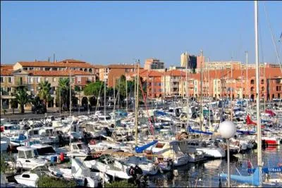 Dans le département des Bouches-du-Rhône cette ville est située à l'embouchure du canal de Caronte. Il s'agit de...