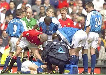 Keane n'en reste pas moins un joueur violent. En 2001, il brise d'un tacle assassin la jambe (et la carrire) de ce joueur de Manchester City, coupable de l'avoir insult 4 ans plus tt...