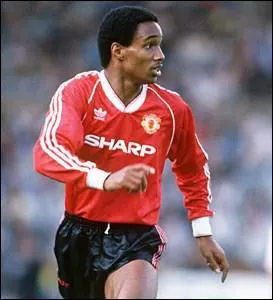 A MU, il va d'abord jouer meneur, en soutien des attaquants. A partir de 1995, il est replac milieu dfensif, pour pallier au dpart de ce joueur, premier noir capitaine de l'Angleterre...