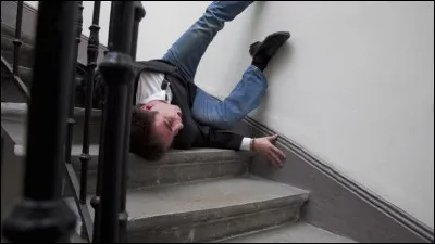 Si quelqu'un tombe dans les escaliers, que fais-tu ?