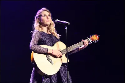 Complétez le titre du premier one-woman-show de cette humoriste : "... est une gentille petite fille".