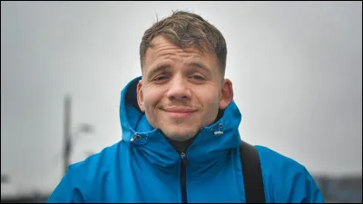 Vous devez compléter les paroles de la chanson "Mauvaise nouvelle" de ce rappeur : "J'suis défoncé dans la pénombre / J'vois en flou le fond d'la rue / J'préfère qu'ils connaissent mon vrai ... / Celui qui parle au fond de mon buste".