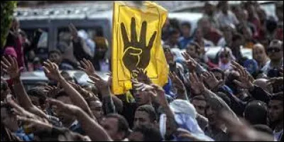 Comment, depuis les premières années de leur existence, les Frères musulmans ont-ils étendu leur influence dans la population ?