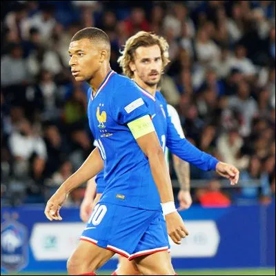 Quel footballeur français, natif de Bayonne, a été le joueur de champ à porter le plus souvent le brassard de capitaine de léquipe nationale ?