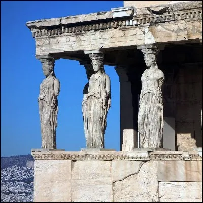 En architecture, comment appelle-t-on une statue de femme faisant office de colonne de soutènement, comme au temple de lErechthéion ?