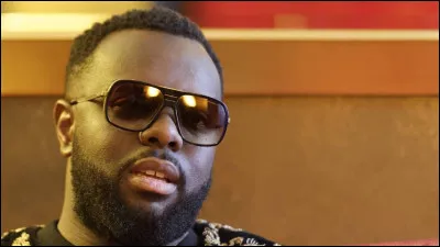 Grâce à quel groupe ce chanteur est-il devenu connu ?