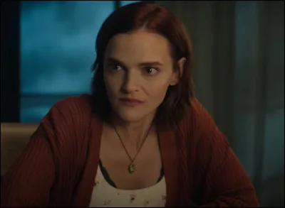 Voici Bronte. Dans quelle série Netflix la voit-on ? Elle vient travailler dans la librairie de Joe...