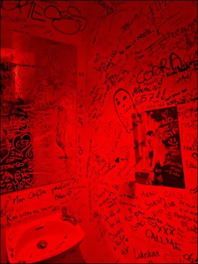 Comment s'appelle le bar/boîte de nuit de Kai ?