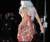 Lady Gaga s'est prsente dans une jolie robe en viande crue aux MTV Video Music Awards. Un riverain rappelle qu'une artiste, dans les annes 80, avait imagin une telle robe. Elle s'appelle...