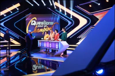 Dans le jeu télévisé "Questions pour un champion", six candidats s'affrontent en répondant à des questions de culture générale lors de trois manches consécutives.