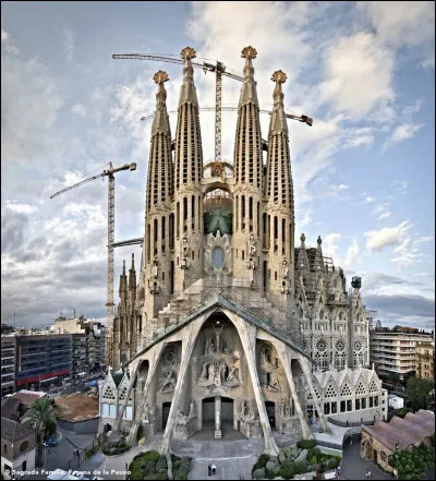 Dans quelle ville se trouve la célèbre Sagrada Família ?