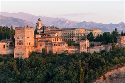 Quelle ville espagnole est célèbre pour l'Alhambra ?
