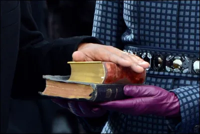 Sur quoi les pr&eacute;sidents des &Eacute;tats-Unis pr&ecirc;tent-ils g&eacute;n&eacute;ralement serment ?