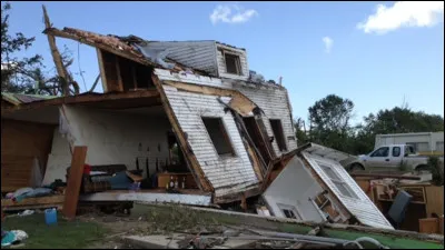 Mince ! Ta maison s'est écroulée à cause de la tempête ! Tu...