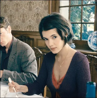 Doutey joue Michèle Charpin-Vasseur dans ce film de Claude Chabrol, qui est...