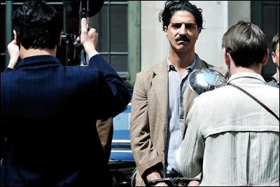 Robert Gu&eacute;diguian a r&eacute;alis&eacute; ce film, o&ugrave; Abkarian interpr&egrave;te Missak Manouchian, qui a pour titre...
