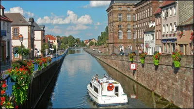 Quel fleuve fait la frontière ?