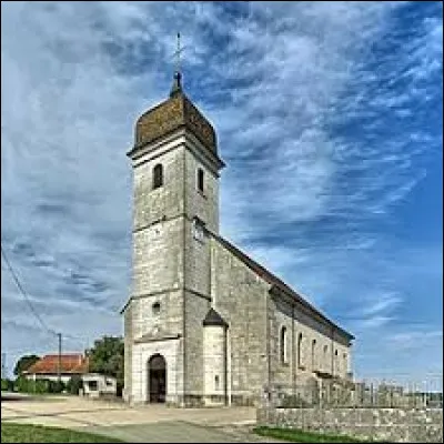Nous commençons notre balade devant l'église de la Nativité-Notre-Dame, à Bretonvillers. Village de l'arrondissement de Pontarlier, à 19 kilomètres de la frontière suisse, il se situe dans le département ...
