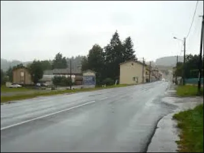 Nous sommes en Auvergne-Rhône-Alpes, à Chabreloche. Village de l'arrondissement de Thiers, il se situe dans le département ...