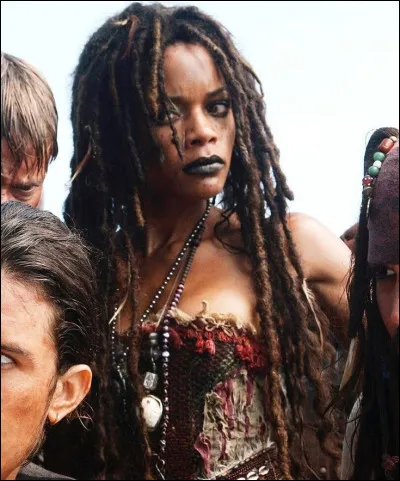 Dans quelle saga cinématographique retrouve-t-on le personnage de Tia Dalma, l'apparence mortelle de la nymphe Calypso ?